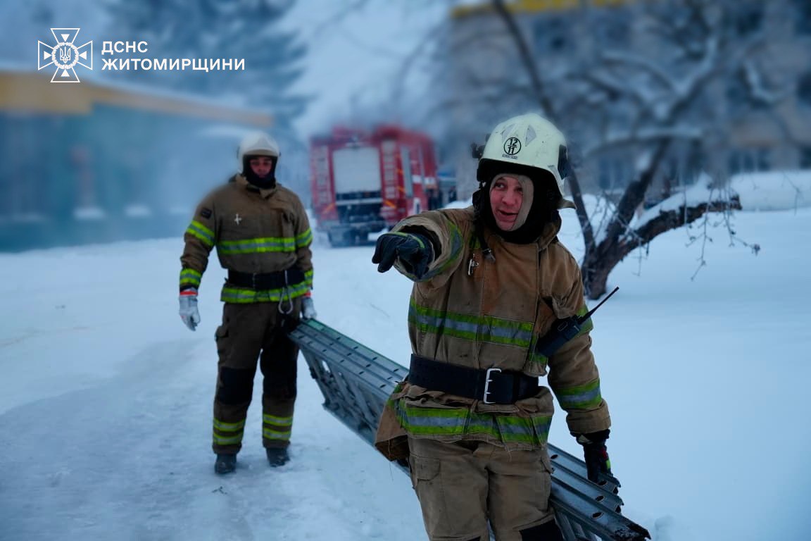 На Житомирщині рятувальники загасили пожежу, яка виникла на місці прильоту
